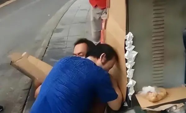 广东东莞一男子出差回来发现自家楼房塌了,究竟是怎么一回事?
