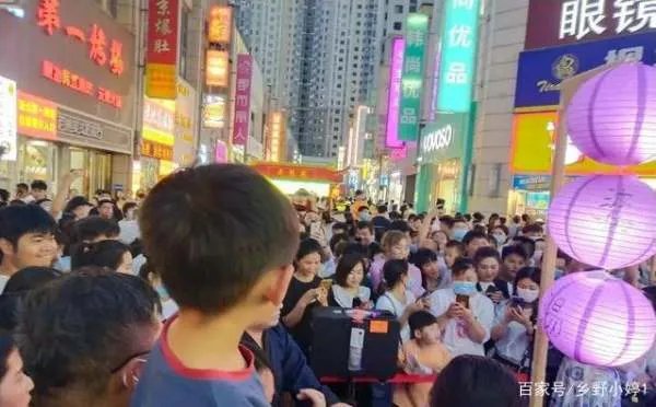 万人排队喝孟婆汤,地摊摆出新高度,这到底是怎么回事呢?