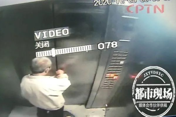 15岁男孩对电梯按键撒尿,导致电梯故障停运,他的行为如何定性?