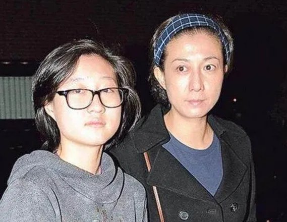 当年成龙的女儿“小龙女”被曝失踪是什么情况?