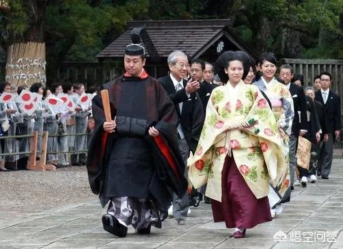 日本天皇退位,是天皇权力大还是首相权力大?两者之间有什么关系?