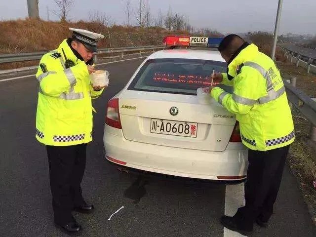 在高速上对向车道出事故，交警可以翻越隔离带去处理事故吗？