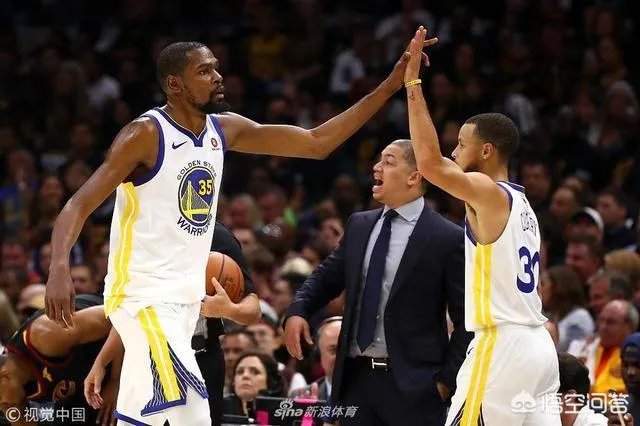 NBA总决赛G4，第四节全队都给库里喂球，是不是想帮他拿FMVP？