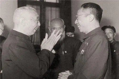 末代皇帝溥仪一生有六位妻子,却没有一个子女,他是同性恋还是性无能?