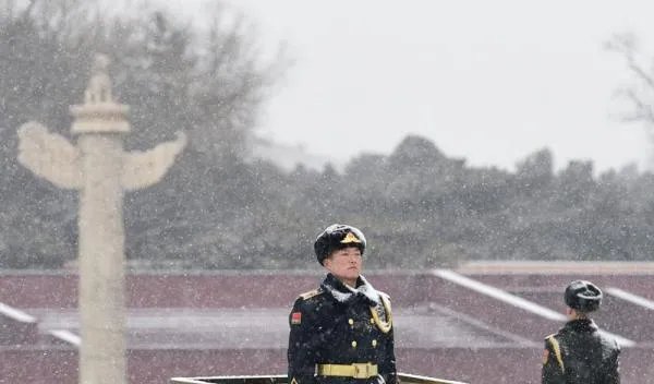 游客为雨中执勤哨兵撑伞,现场到底是何情况?