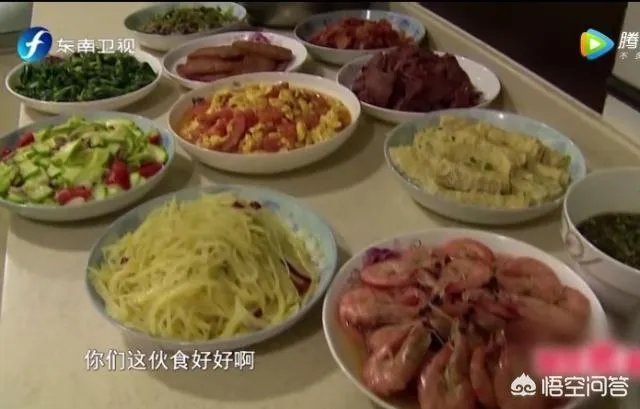 IG队员宿舍餐曝光,10多盘菜引鲁豫双手点赞,对此你怎么看?