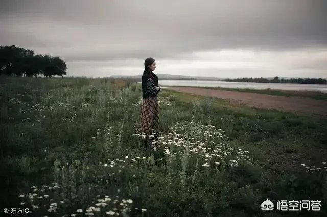 上联：孤月难熬星陪伴，如何对下联？