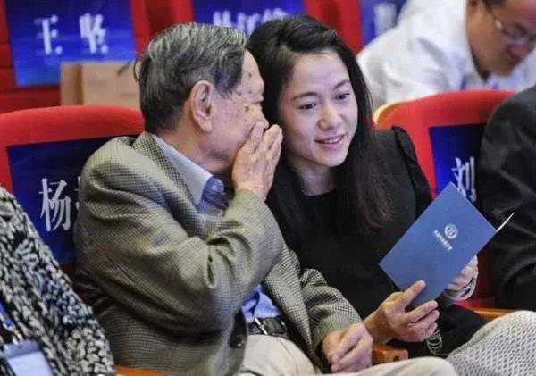 如何看待杨振宁的夫人翁帆向清华大学捐献200万美金?