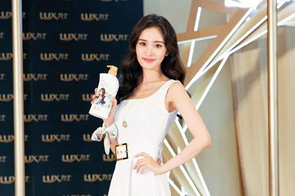 杨幂遭遇代拍,现场只有一个保镖一个助理,嘉行这么不待见杨幂了?