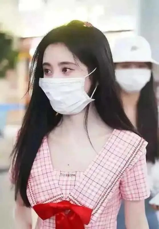 鞠婧祎被人吐槽假人穿假货,网友言论是否过于苛刻?