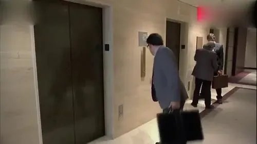 男子下班被领导按住电梯要求加班,后续来了:获赔偿离职!如何解读此事?