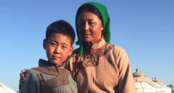 于月仙晒老公合影，现实的她气质高雅像个贵妇，她平时有多美？