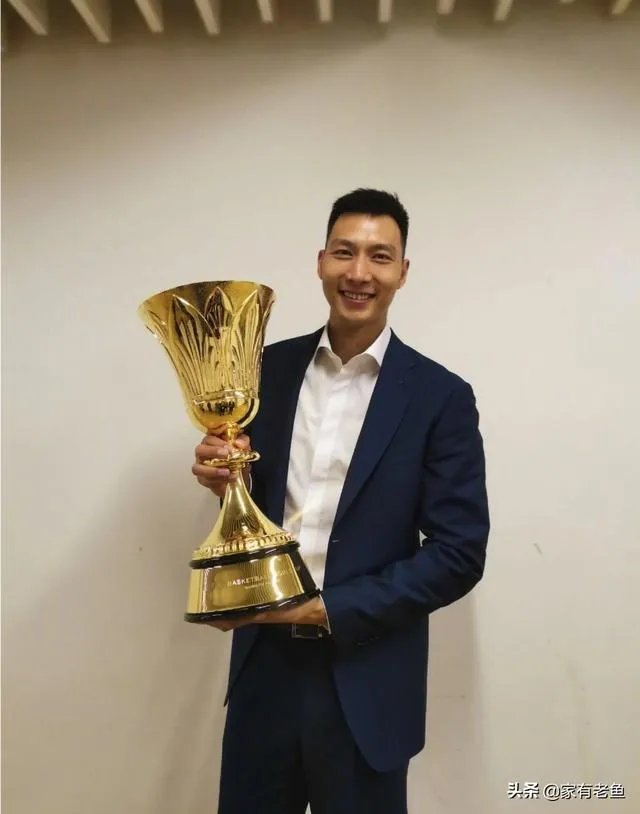 易建联向武汉多家医院共计捐赠11250套防护服,你怎么评价这位中国男篮领袖的行为?