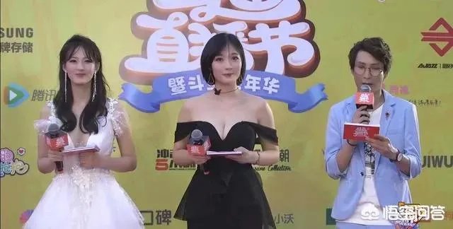 斗鱼嘉年华观众无心看女主播,只因女主持太吸睛,PDD眼都看直了,你觉得怎么样?