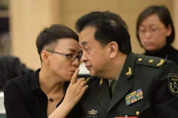 曾经的少将黄宏,免职后就被带走,这几年他的状况令人唏嘘,发生了什么?