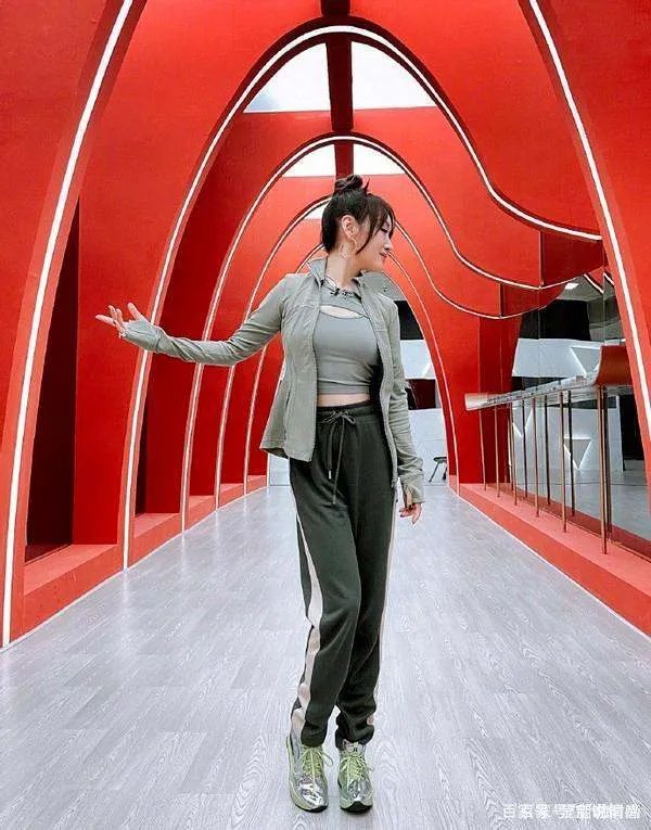 服了杨钰莹的“冻龄感”,露脐上衣搭长裤,身材比少女还少女!你怎么看?