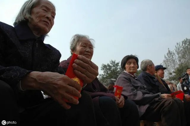 农村没有退休金的老人,该怎么办?