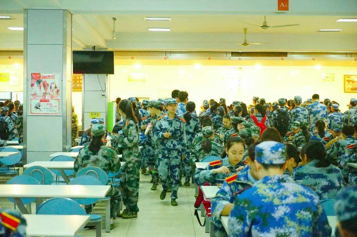 军训教官手抓学生剩饭当场吃掉,这种方法有哪些弊端?