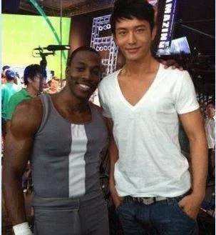 怎么和NBA巨人合影不嫌小?
