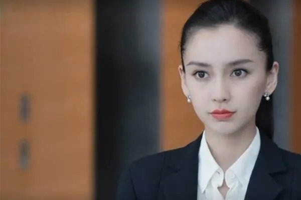 杨颖未P图公开,撞脸20岁的李冰冰,民族风红裙成“合影杀手”?