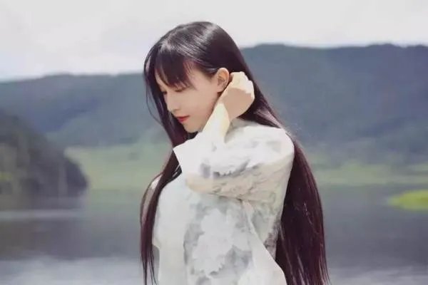 坐拥几千万粉丝的李子柒,被质疑的真实,到底长什么样?