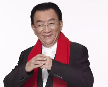 侯耀华霸占弟弟遗产,收2位身材火辣的女徒弟,被指晚节不保,怎么回事?
