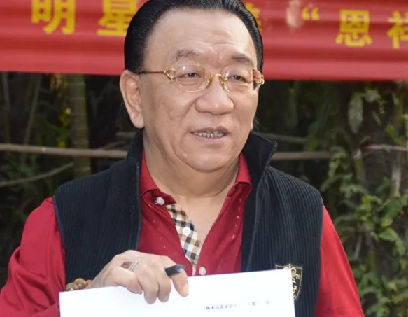 侯耀华霸占弟弟遗产,收2位身材火辣的女徒弟,被指晚节不保,怎么回事?
