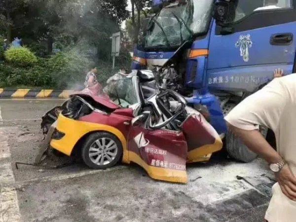 佛山货车追尾教练车