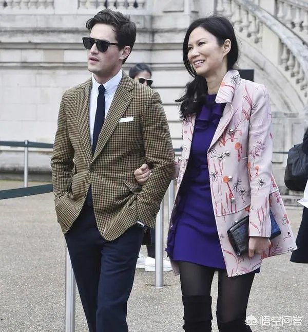 惨遭亿万富豪默多克起诉离婚后,邓文迪为何还能做社交女王?
