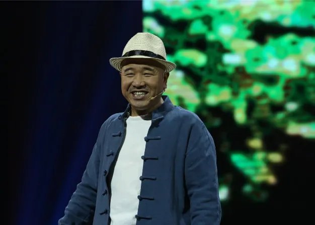 刘能,王小利夫妇罕见同框,为何会被指两代人的合影?