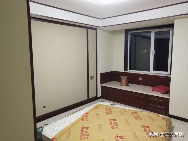 客厅是红木家具卧室衣柜和床选什么颜色?