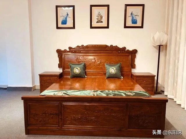 客厅是红木家具卧室衣柜和床选什么颜色?