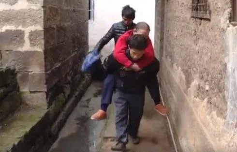 背着母亲打工15年:背着的是责任是依靠(图)