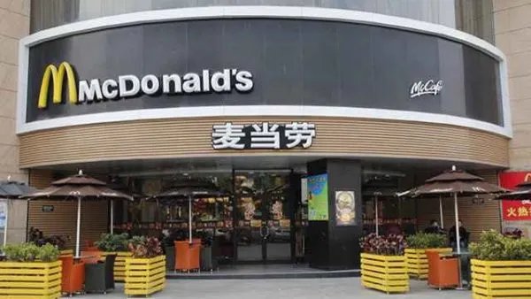 麦当劳外带汉堡现活蛆,他们如何给消费者一个好的交待?