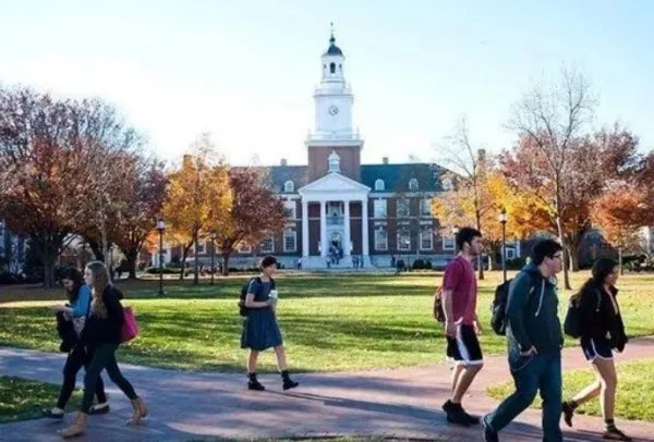 美国多所大学出现严重疫情，还会强制返校吗？