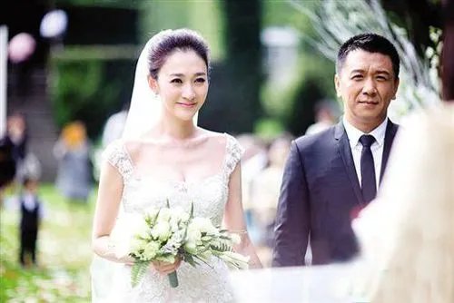 徐佳宁和李小冉差几岁 徐佳宁前妻徐翠翠资料照片