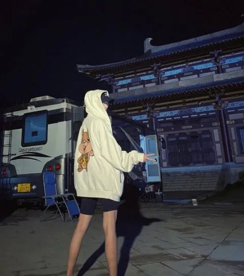 关晓彤身材真的好,近照穿松鼠卫衣骑行裤,大长腿有多细?