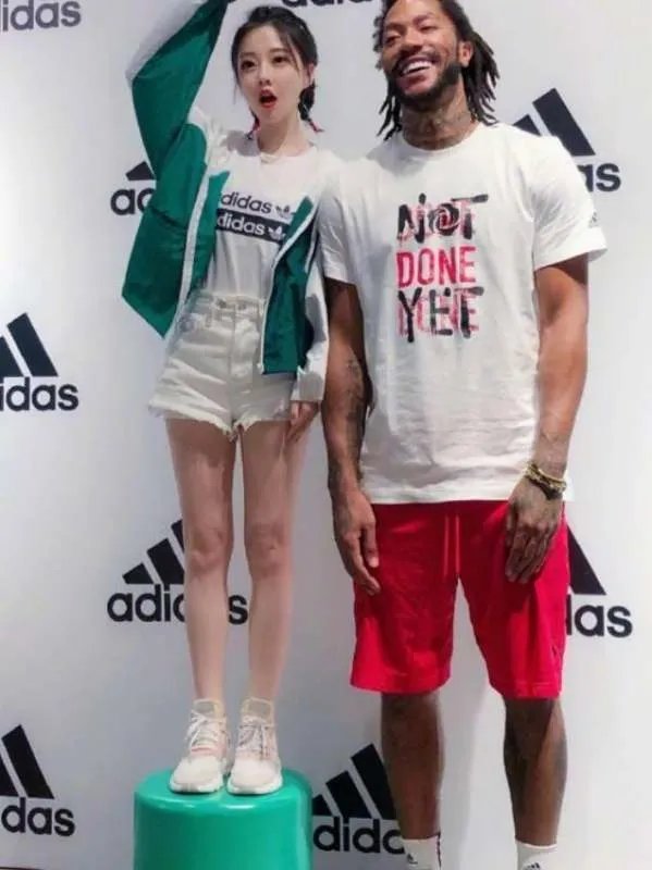 怎么和NBA巨人合影不嫌小?