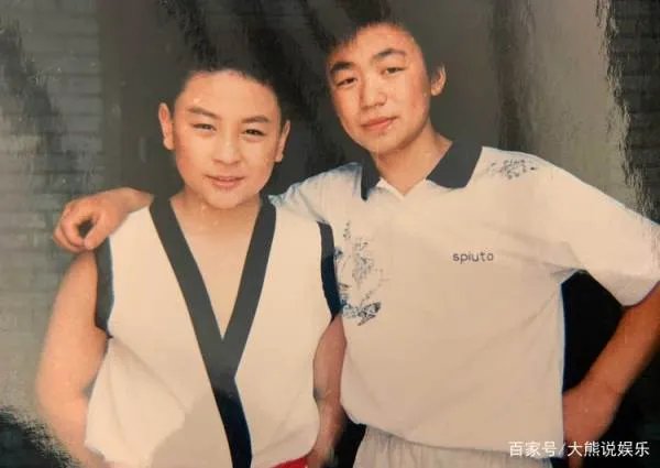 王宝强释小龙时隔多年再同框,画风奇特身高成最大硬伤。你怎么看?