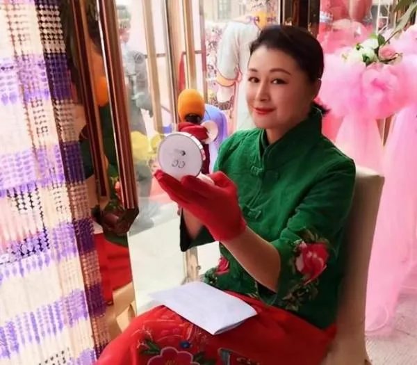 于月仙晒老公合影，现实的她气质高雅像个贵妇，她平时有多美？