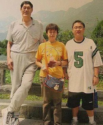 男篮巨人去世十年后,妻子气色变好,儿子1米8不搞体育,他是谁呢?