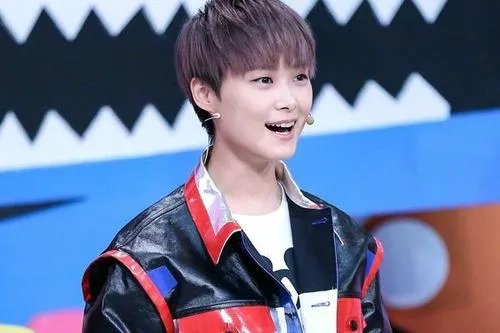 李宇春担任乐队主唱