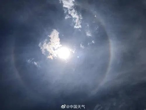 北京同时出现日晕和七彩云,到底是什么样的?