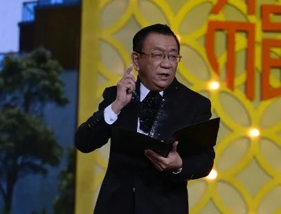 侯耀华霸占弟弟遗产,收2位身材火辣的女徒弟,被指晚节不保,怎么回事?
