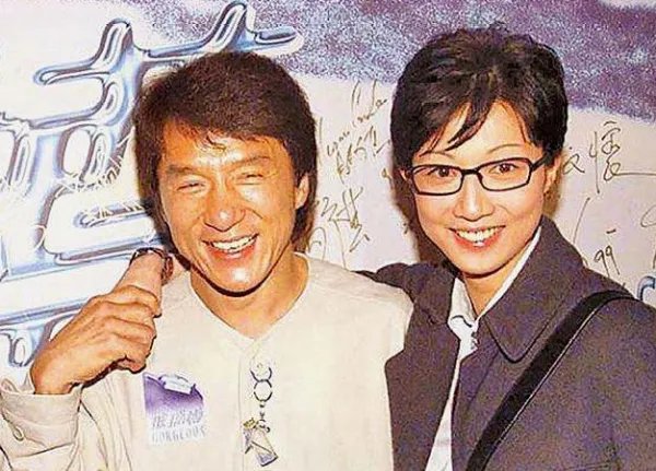 当年成龙的女儿“小龙女”被曝失踪是什么情况?