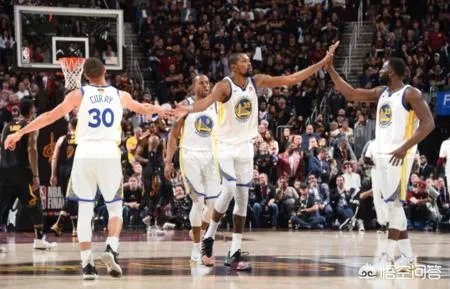 NBA总决赛G4,第四节全队都给库里喂球,是不是想帮他拿FMVP?