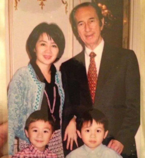 四太梁安琪年轻照流出,一头短发显清纯60岁依然美,你赞同吗?
