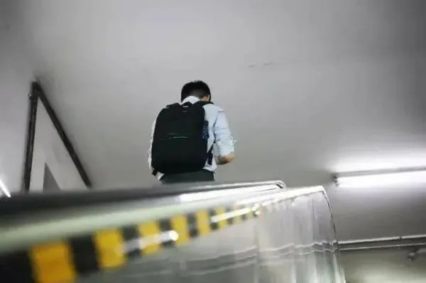 男子下班被领导按住电梯要求加班，后续来了：获赔偿离职！如何解读此事？