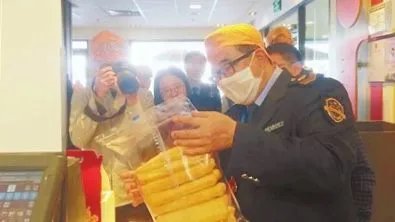 麦当劳外带汉堡现活蛆,他们如何给消费者一个好的交待?
