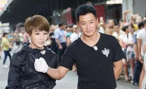 吴京谢楠牵手散步,结婚多年,他们是如何相处的?
